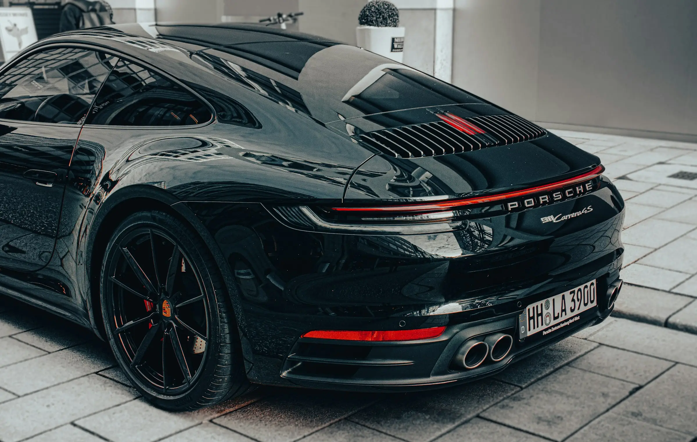 Glanzende achterkant van een donkere Porsche 911