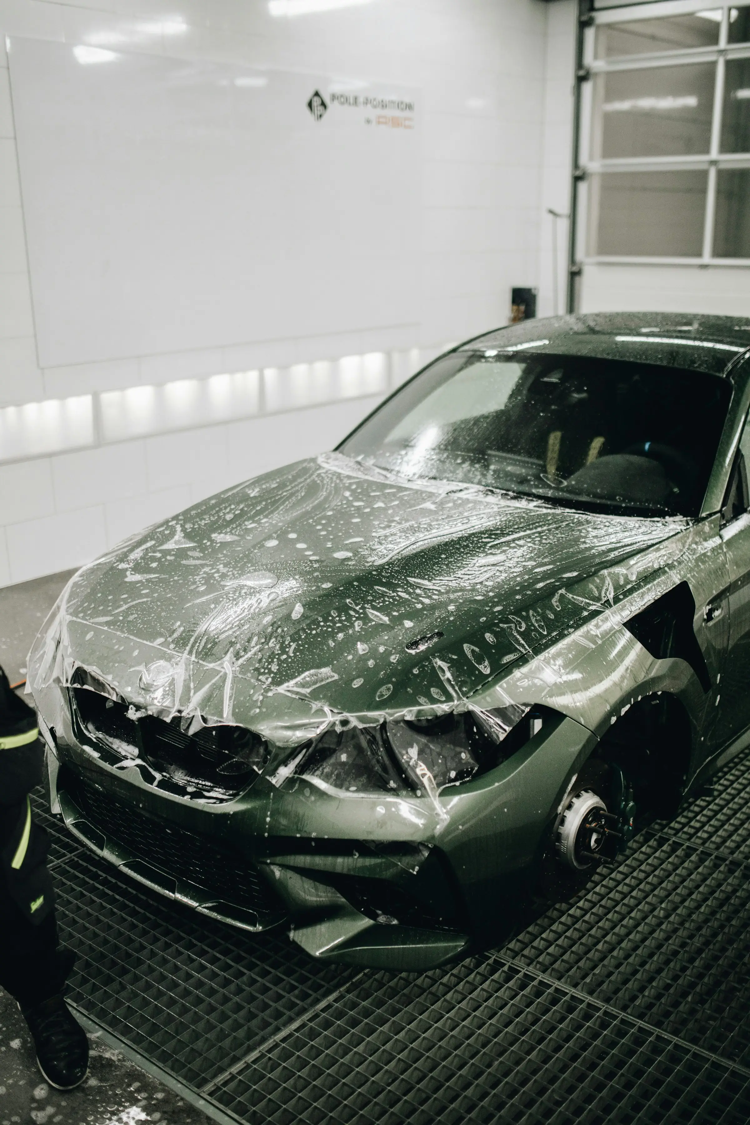BMW in de werkplaats, volledig ingepakt met beschermfolie